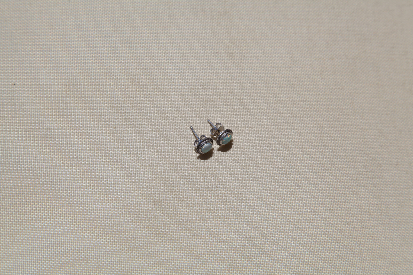 Round white opal silver stud earrings - Èthèora