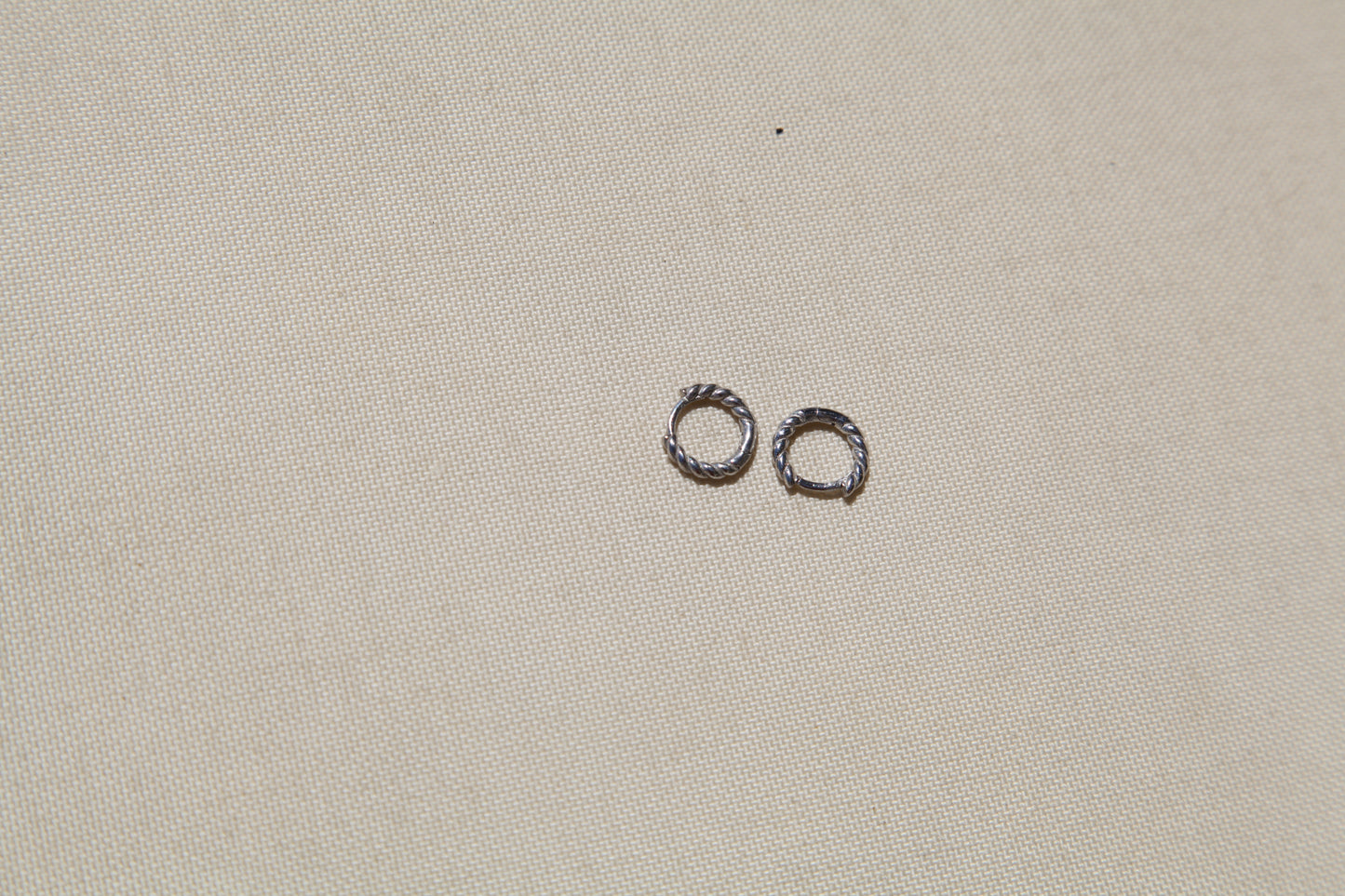 Elegant twisted hoop silver earrings - Èthèora
