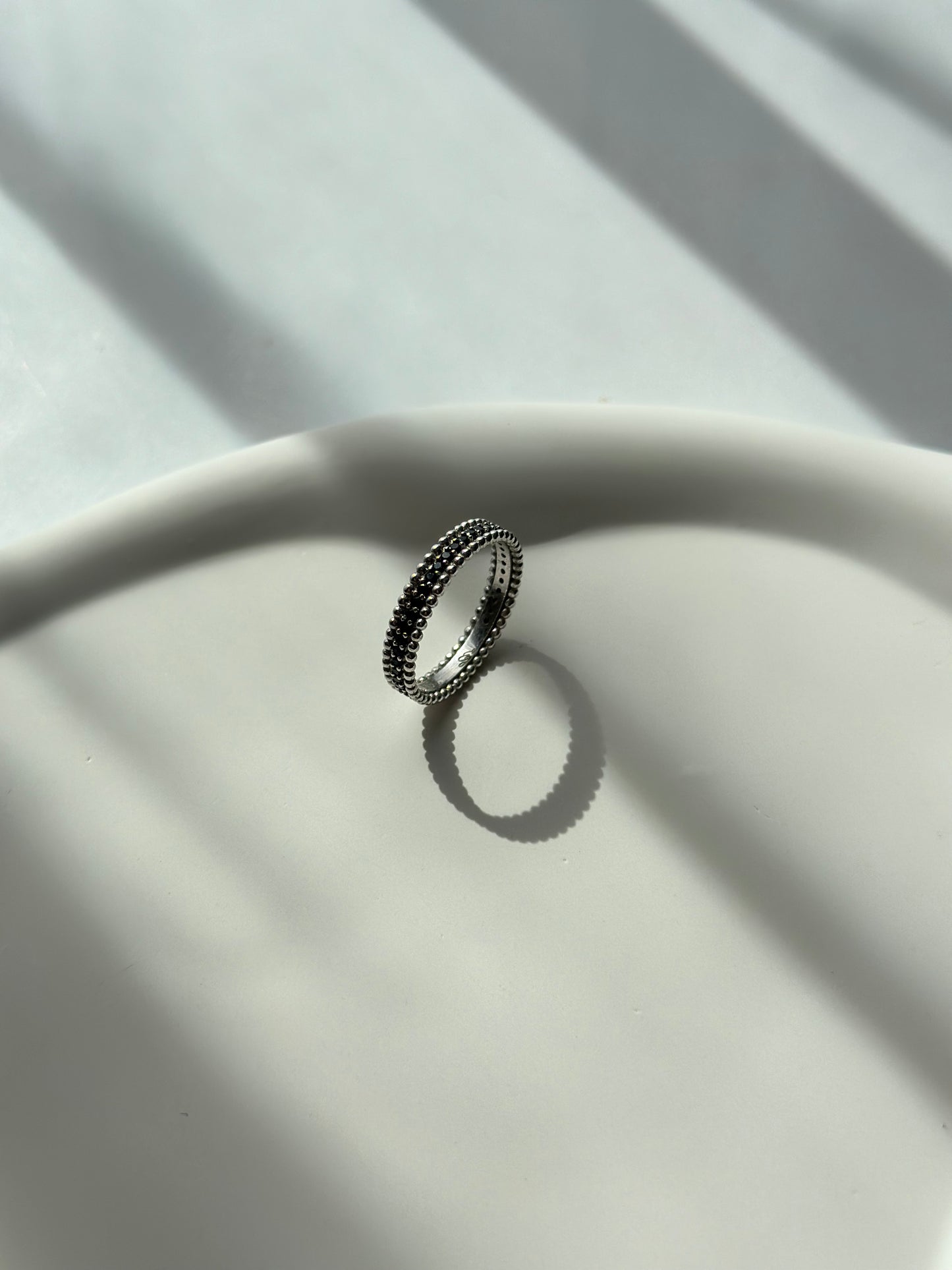 Shiny black zirconia stone woman silver band ring - Èthèora