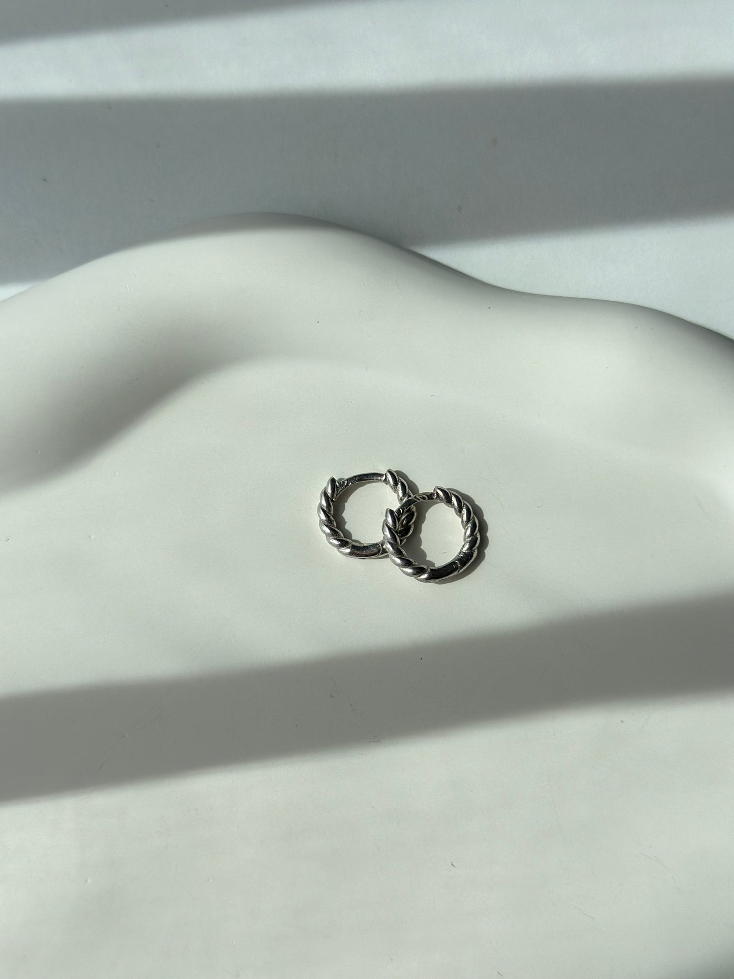 Elegant twisted hoop silver earrings - Èthèora