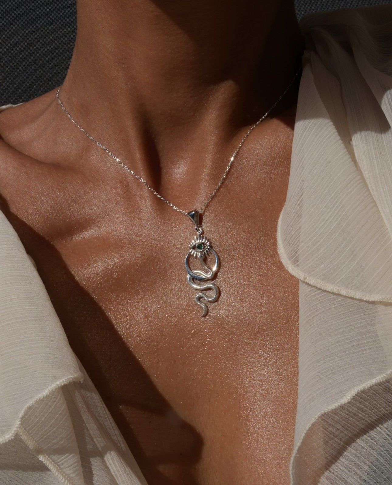 Серебряное ожерелье со священной змеей