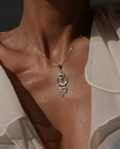Серебряное ожерелье со священной змеей