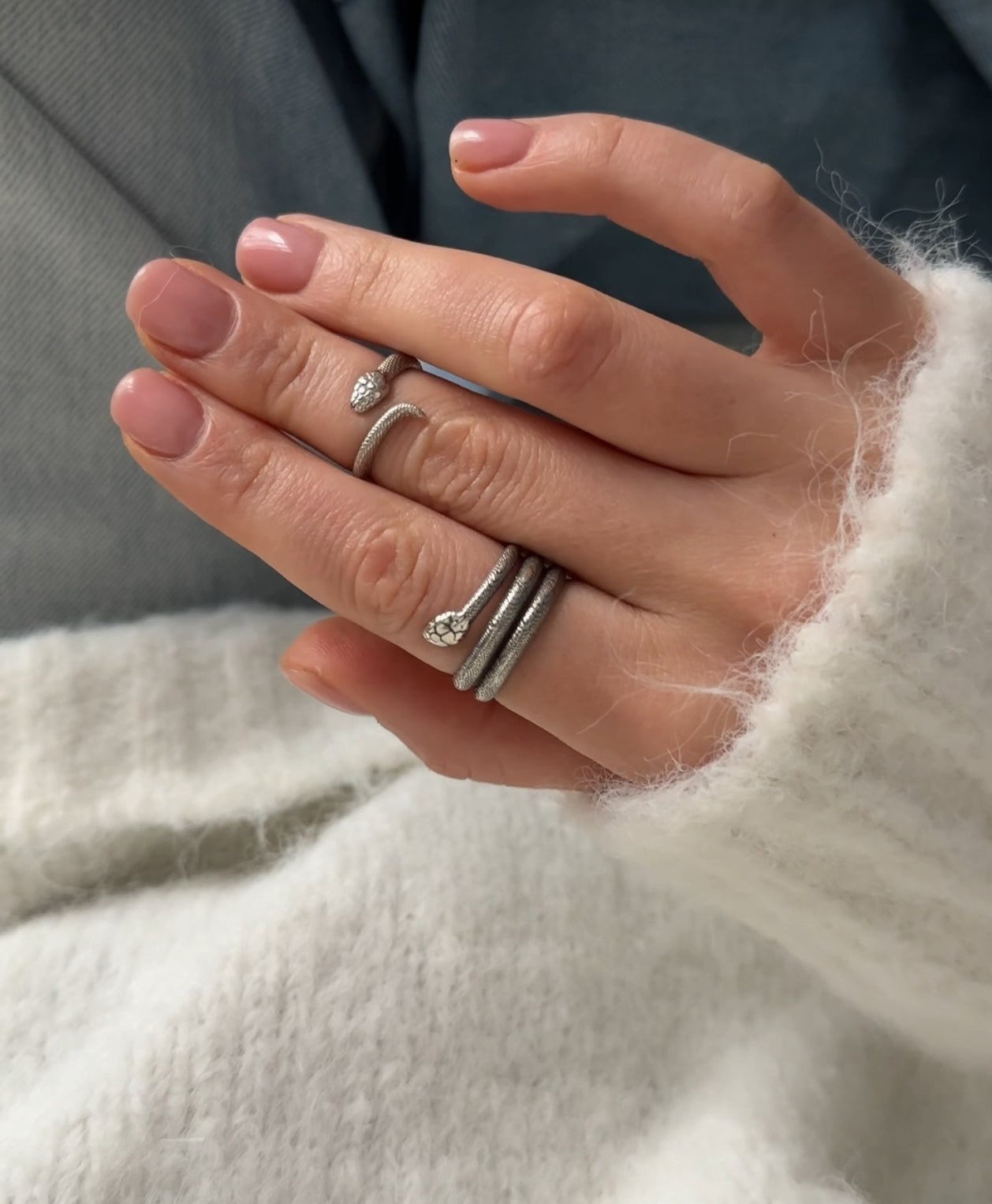 Серебряное кольцо со змеей