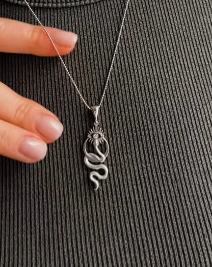 Серебряное ожерелье со священной змеей