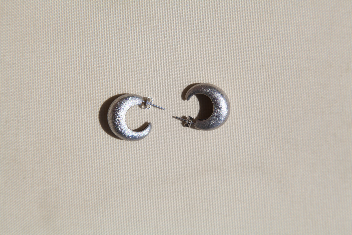 Vintage convex matte silver earrings - Èthèora