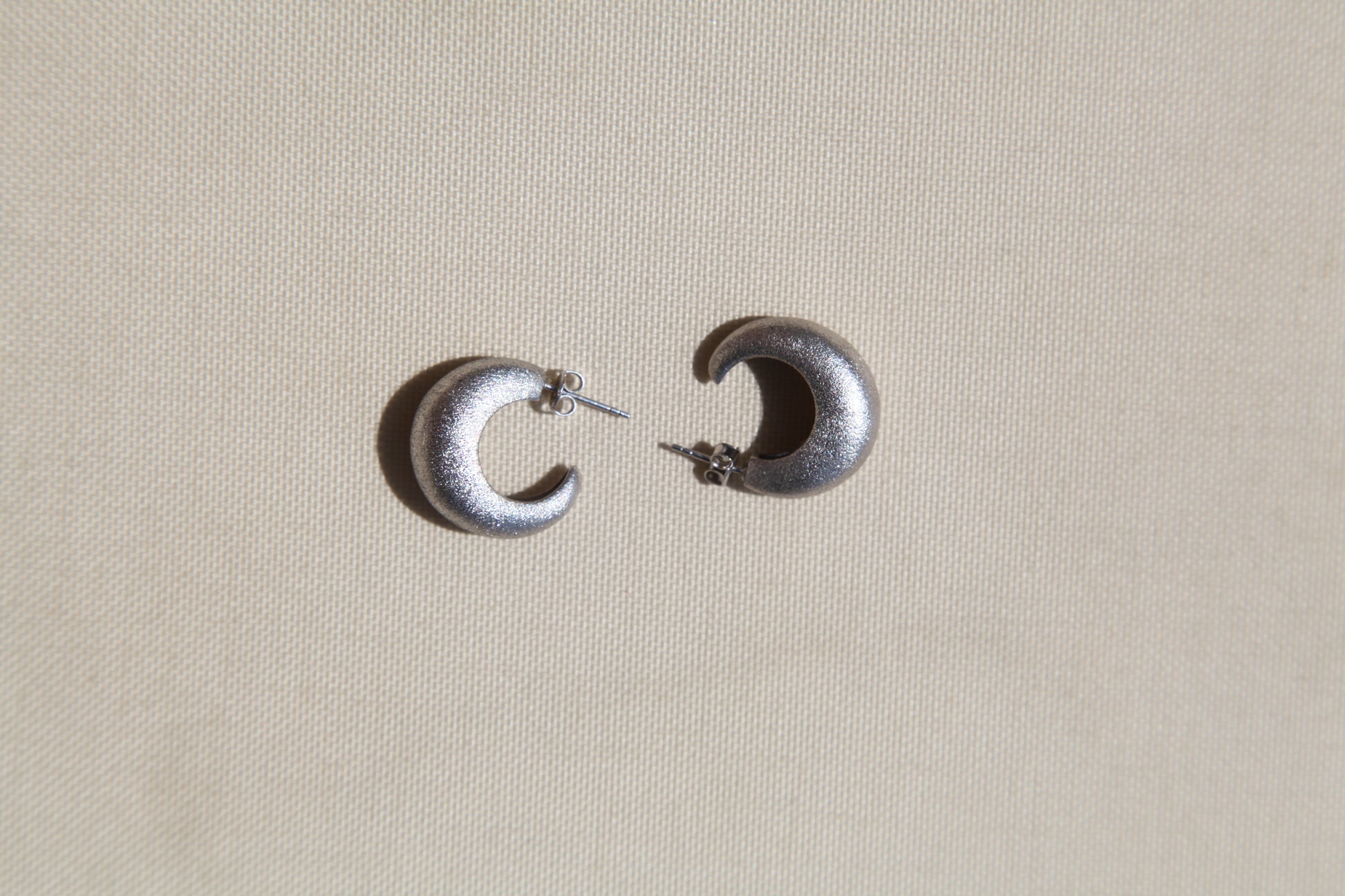 Vintage convex matte silver earrings - Èthèora
