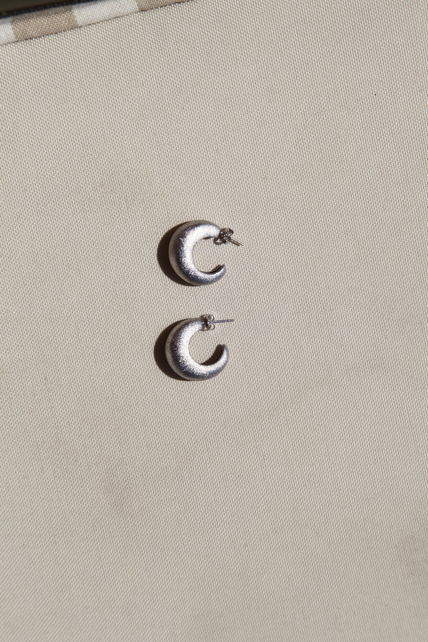 Vintage convex matte silver earrings - Èthèora
