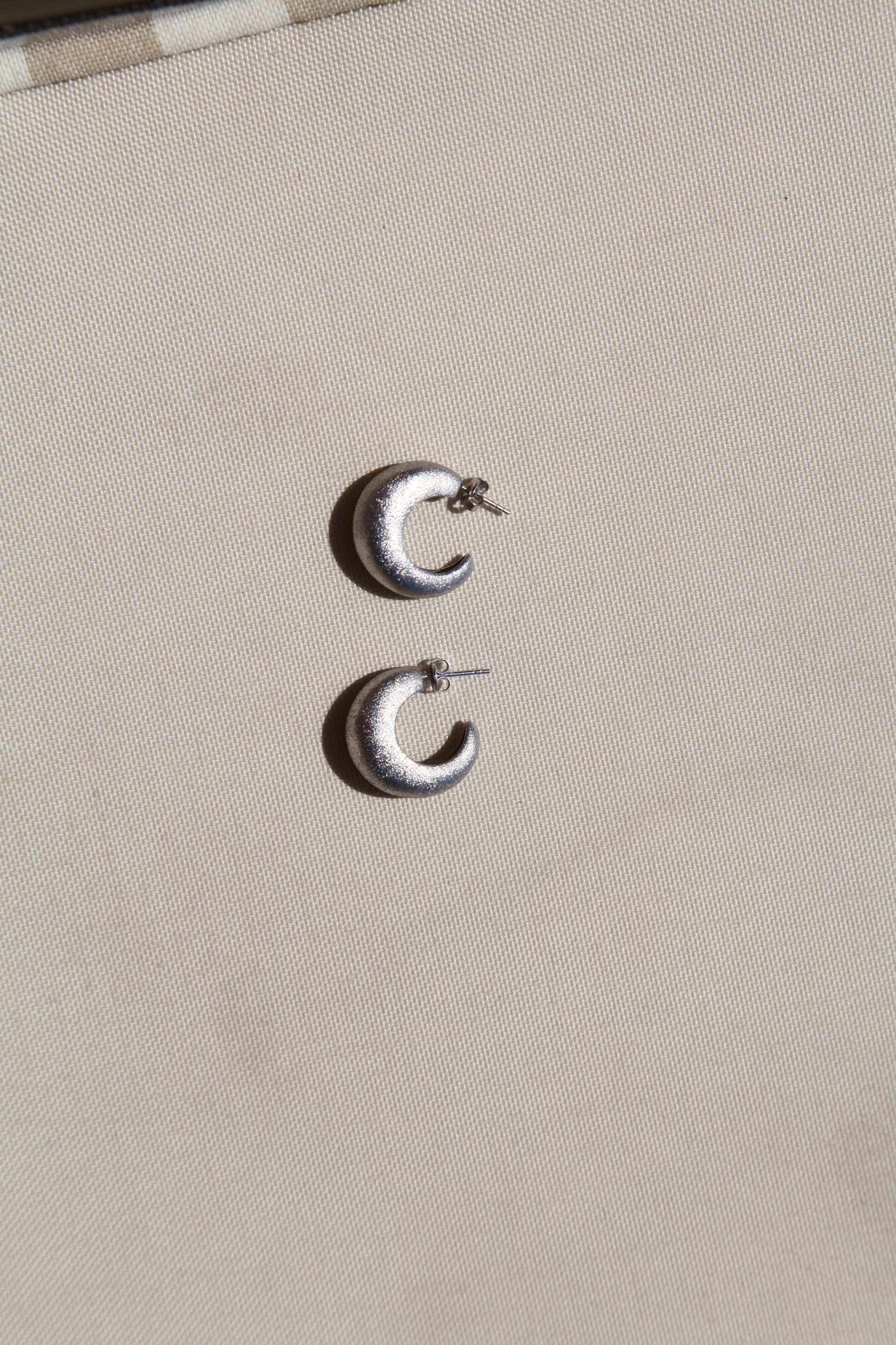 Vintage convex matte silver earrings - Èthèora