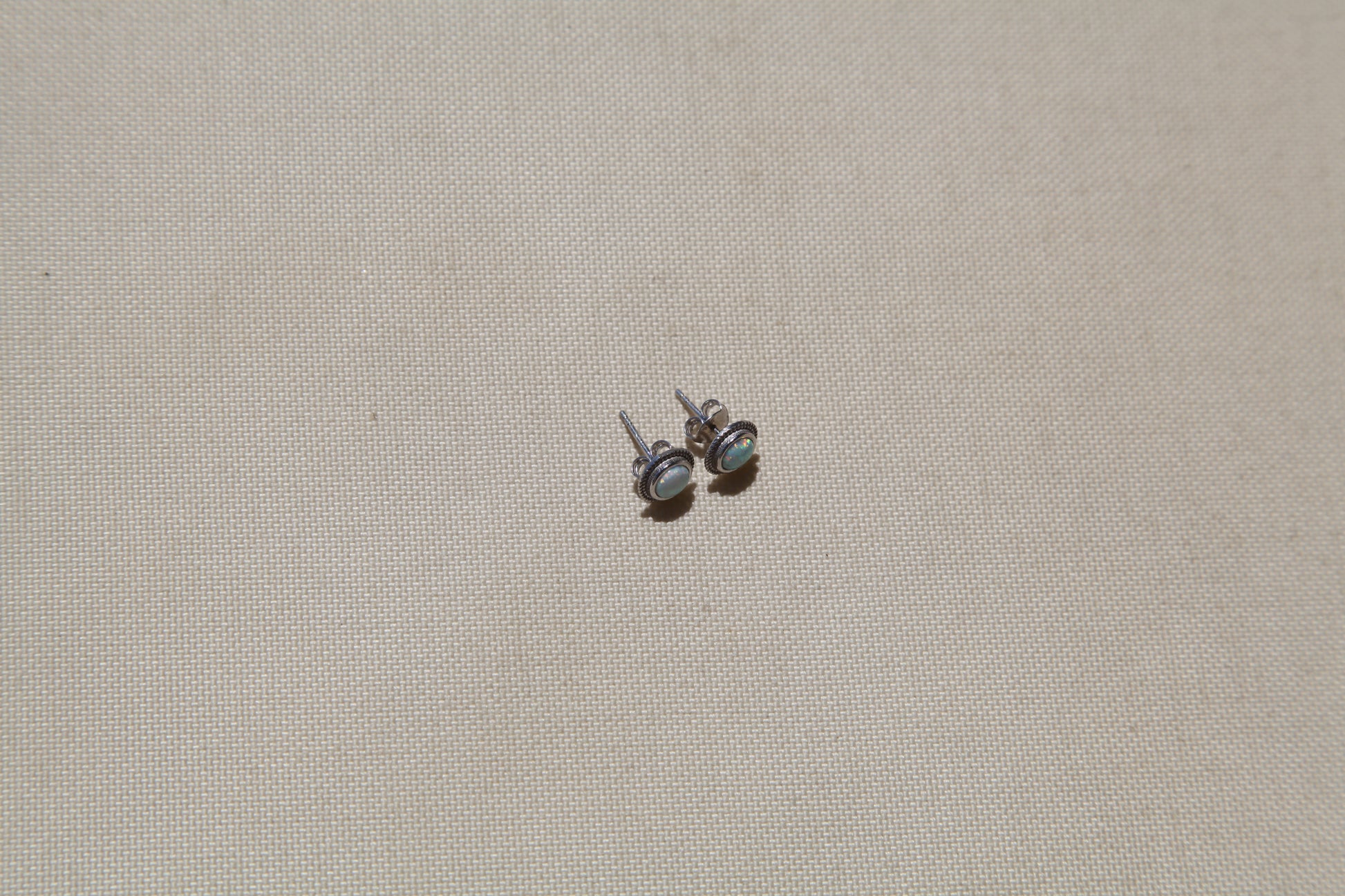 Round white opal silver stud earrings - Èthèora