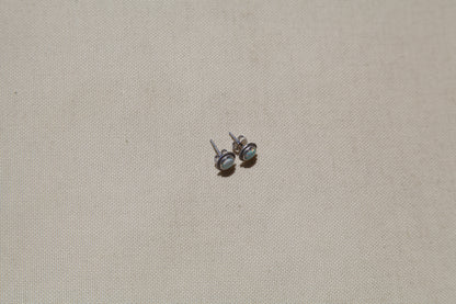 Round white opal silver stud earrings - Èthèora