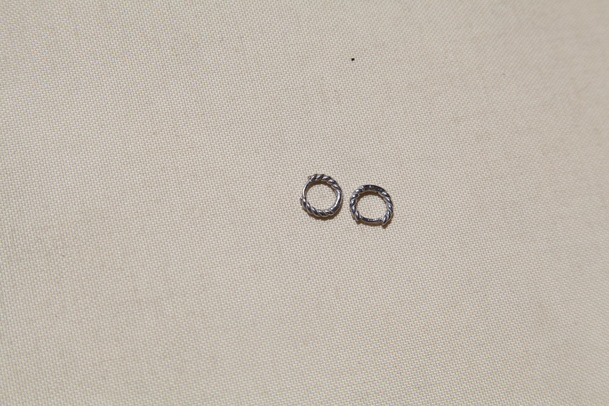 Elegant twisted hoop silver earrings - Èthèora
