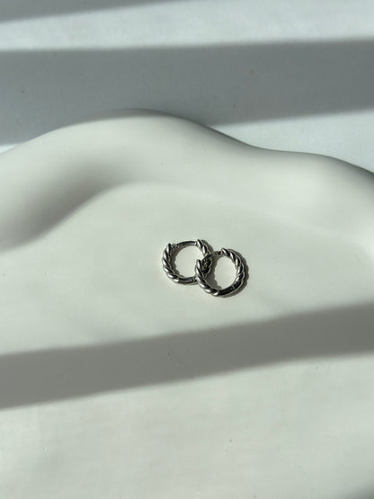 Elegant twisted hoop silver earrings - Èthèora