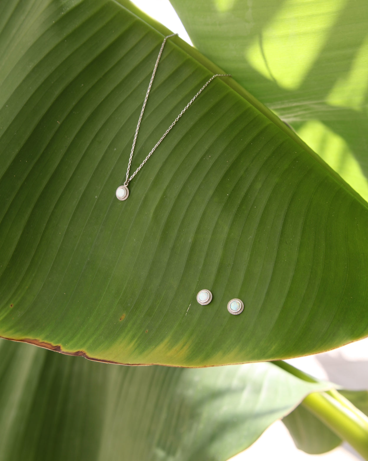 Round white opal necklace and earrings set - Èthèora