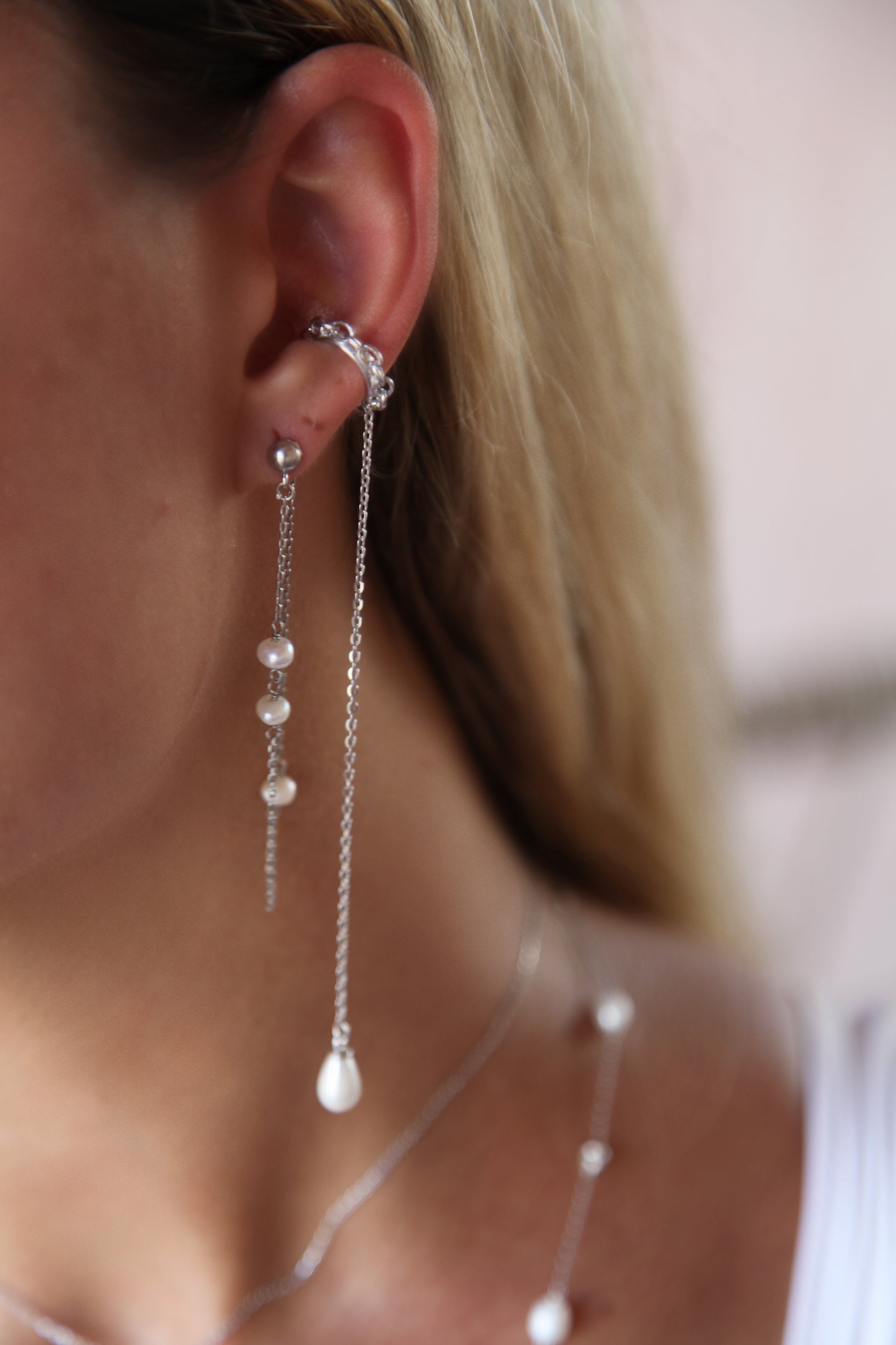 Sleek silver stud earrings with pearls - Èthèora